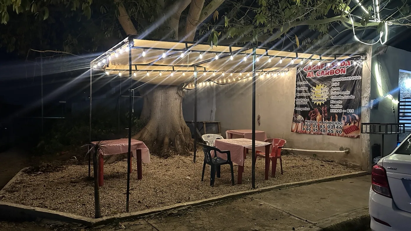 Fachada y terraza de Las del Árbol